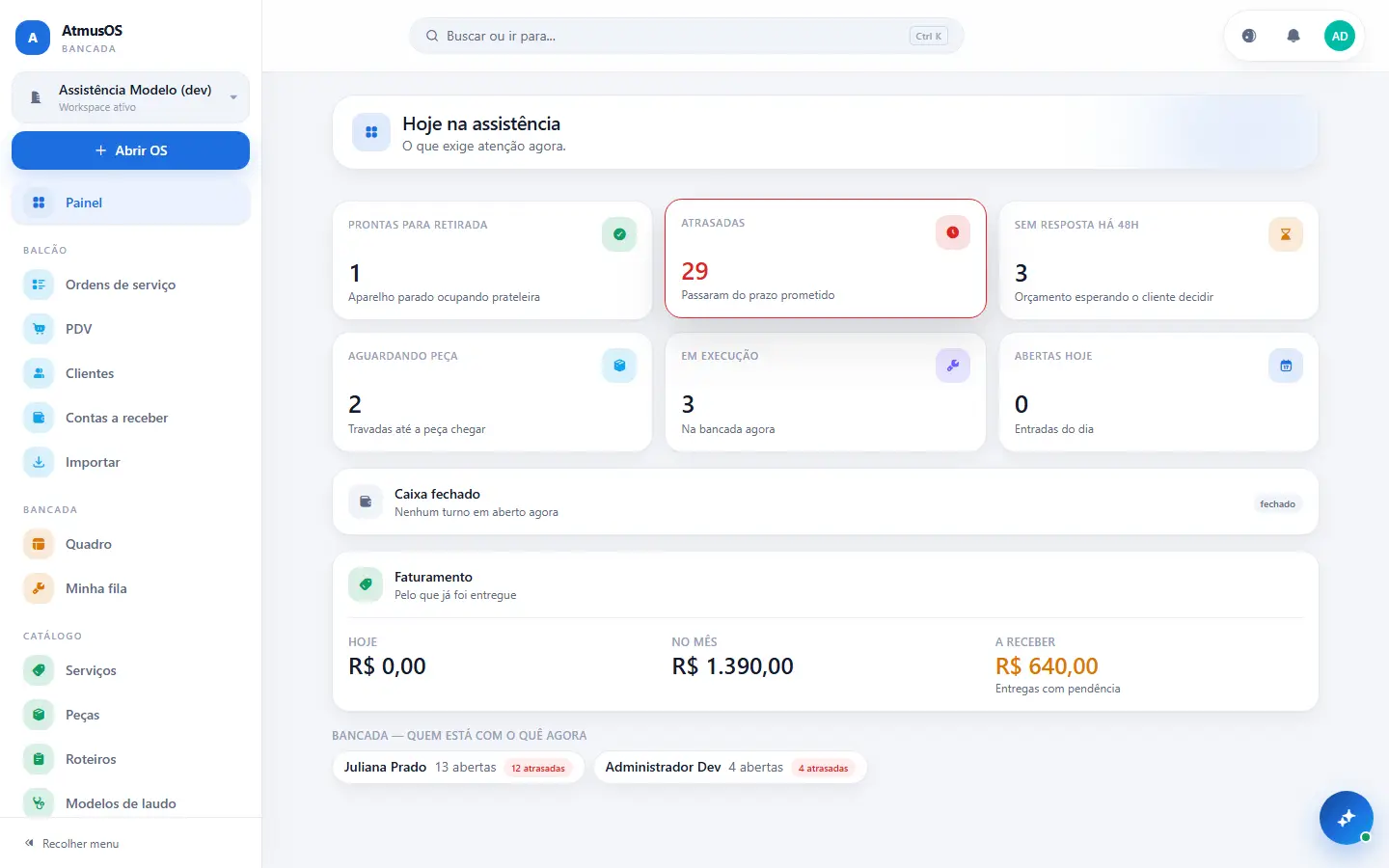 Painel do sistema de assistência técnica AtmusOS com ordens de serviço e indicadores da operação